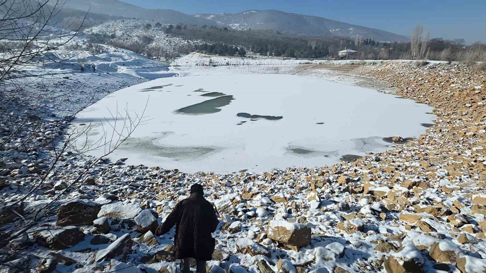 kutahyada dondurucu soguklar goleti tamamen buzla kapladi 0 SdLBOeAj