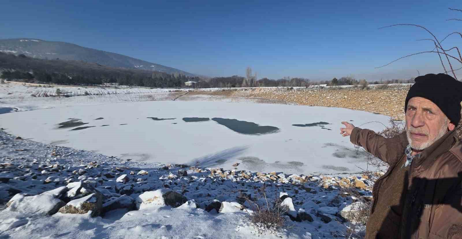 kutahyada dondurucu soguklar goleti tamamen buzla kapladi 1 KmmawO1L
