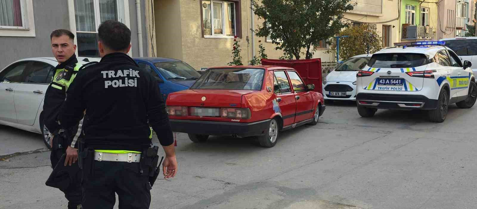 kutahyada dur ihtarina uymayan surucu aracini birakip kacti 1