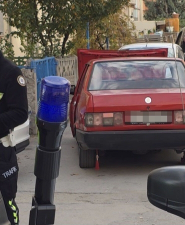 kutahyada-dur-ihtarina-uymayan-surucu-aracini-birakip-kacti-cZcIvM2e.jpg