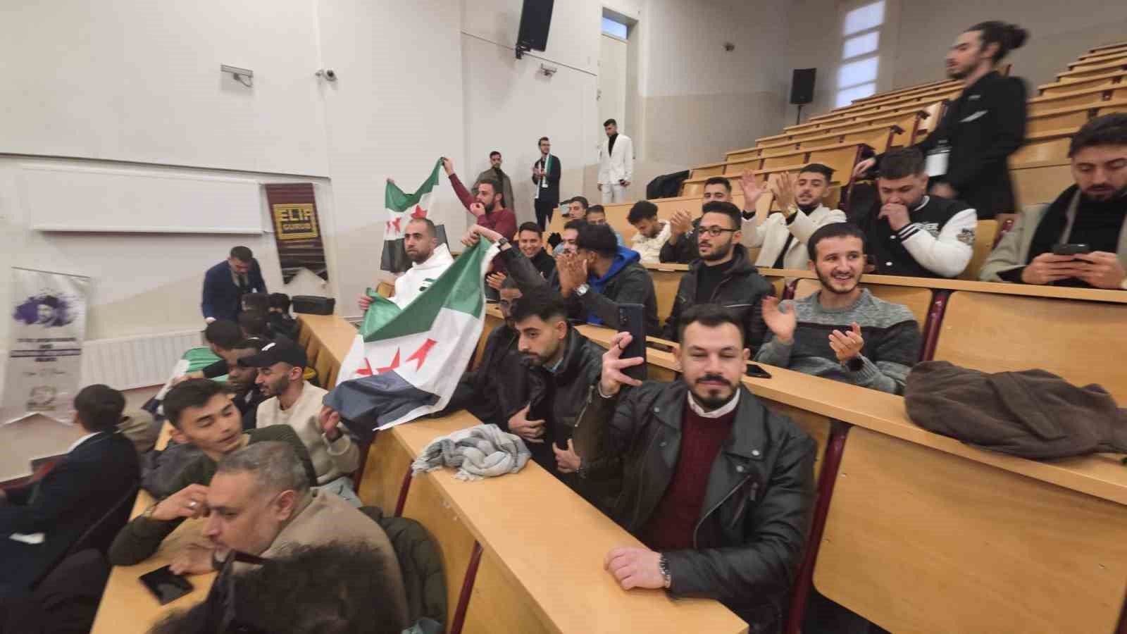 Kütahya’da eğitim gören Suriyeli öğrenciler, Baas rejiminin devrilmesinin birinci yıl dönümünü kutladı 6 kutahyada egitim goren suriyeli ogrenciler baas rejiminin devrilmesinin birinci yil donumunu kutladi 2 wn4rF79p
