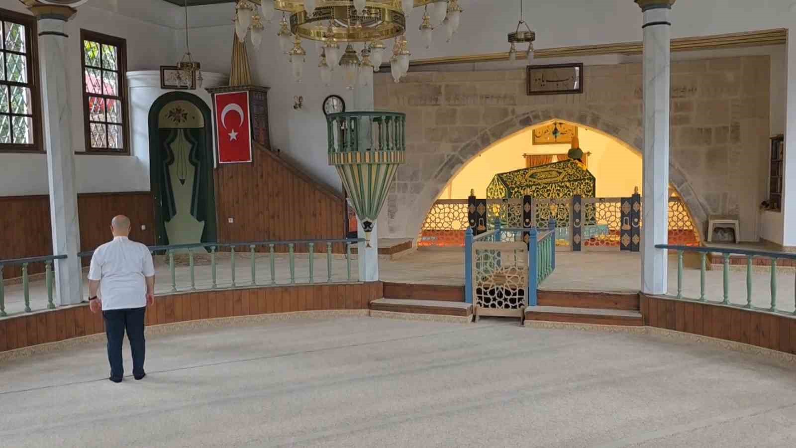 kutahyada ergun celebi hazretlerinin kabrinde duzenleme 1 rprdA2CZ