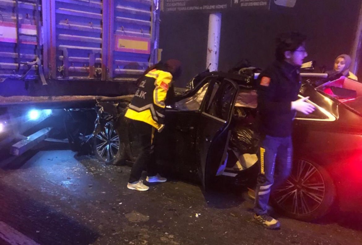 kutahyada feci kaza tira arkadan carpan otomobildeki 4 kisi hayatini kaybetti 0 Cl6crAM5
