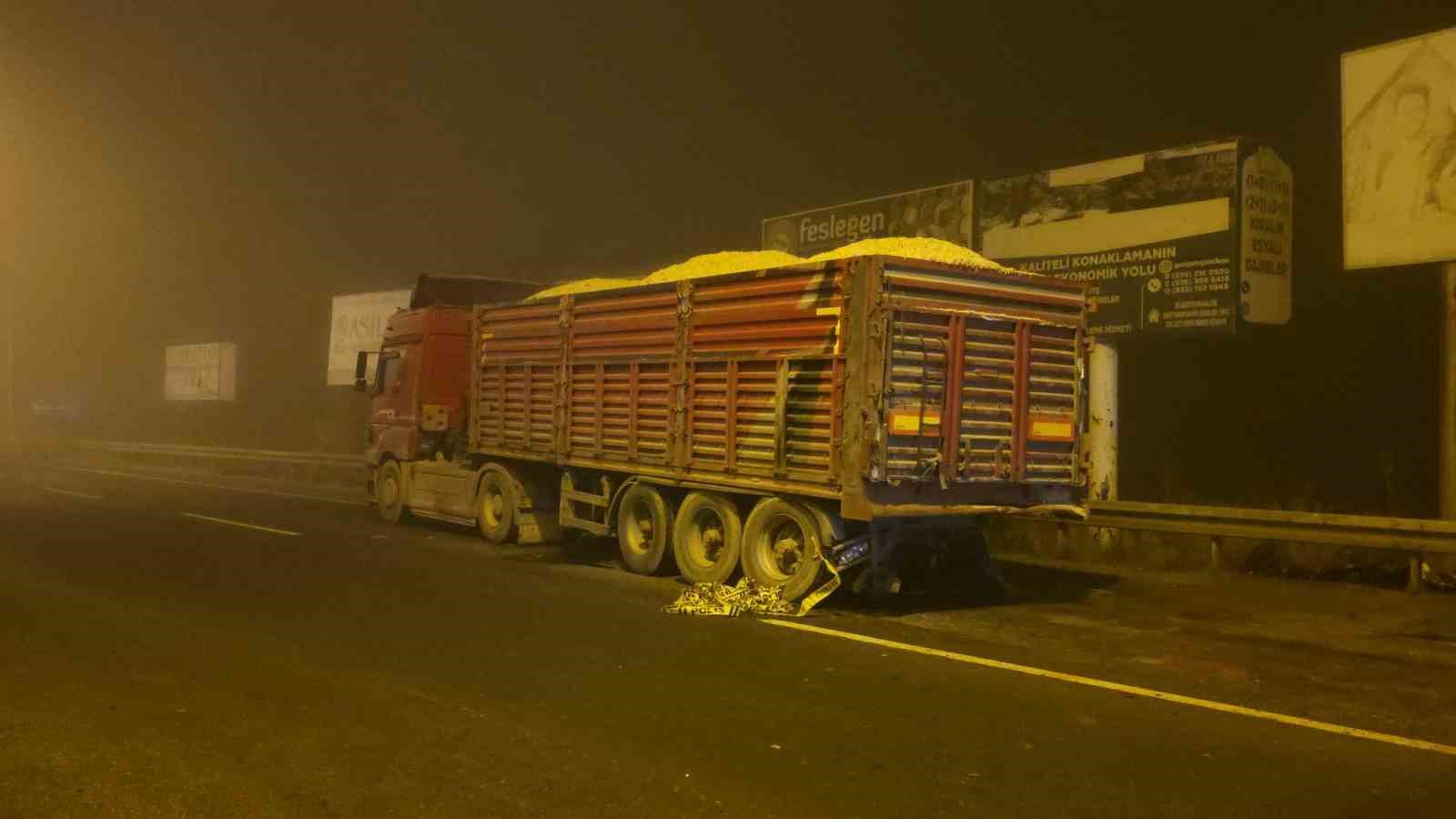 kutahyada feci kaza tira arkadan carpan otomobildeki 4 kisi hayatini kaybetti 1 3uEFJvLa