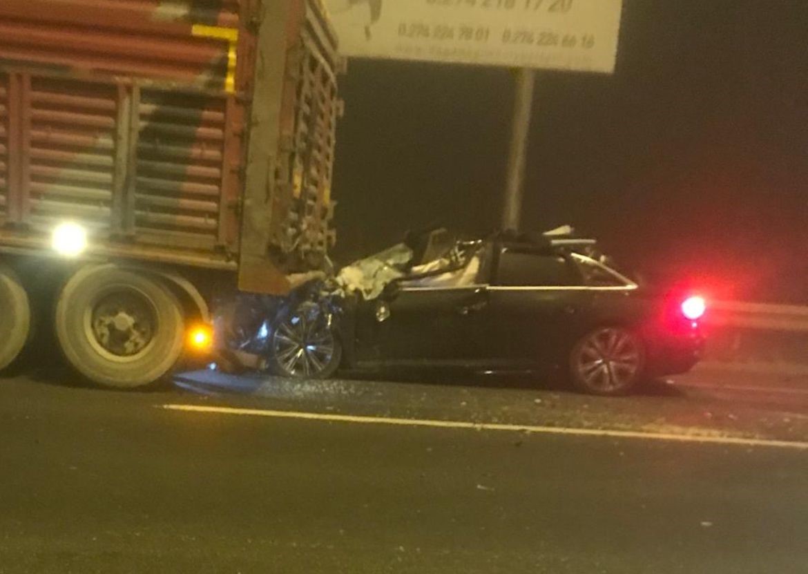 kutahyada feci kaza tira arkadan carpan otomobildeki 4 kisi hayatini kaybetti 2 CkQJFCSU