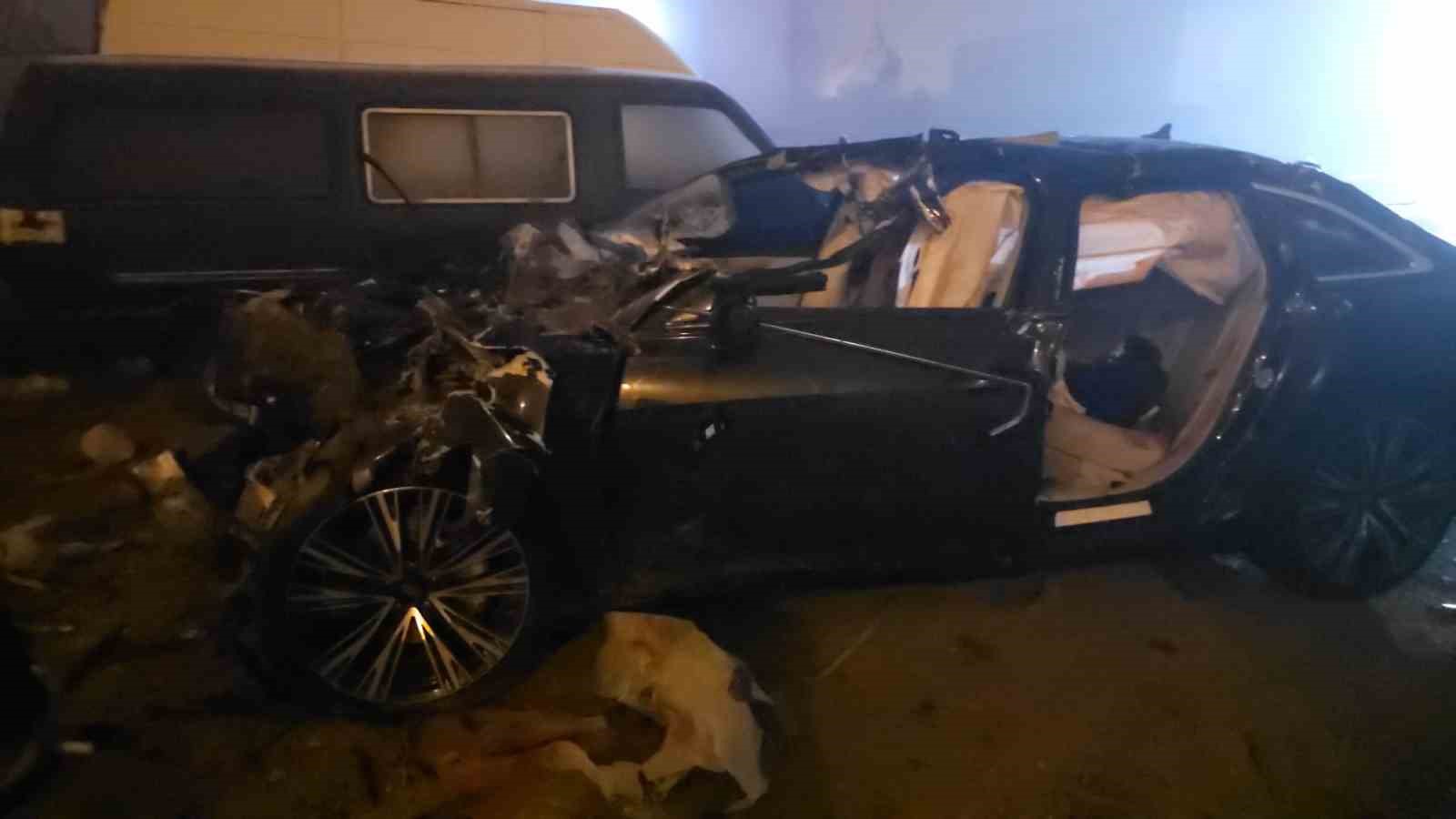 kutahyada feci kaza tira arkadan carpan otomobildeki 4 kisi hayatini kaybetti 3 WICOTlKO
