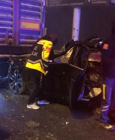 kutahyada-feci-kaza-tira-arkadan-carpan-otomobildeki-4-kisi-hayatini-kaybetti-q238UBTl.jpg