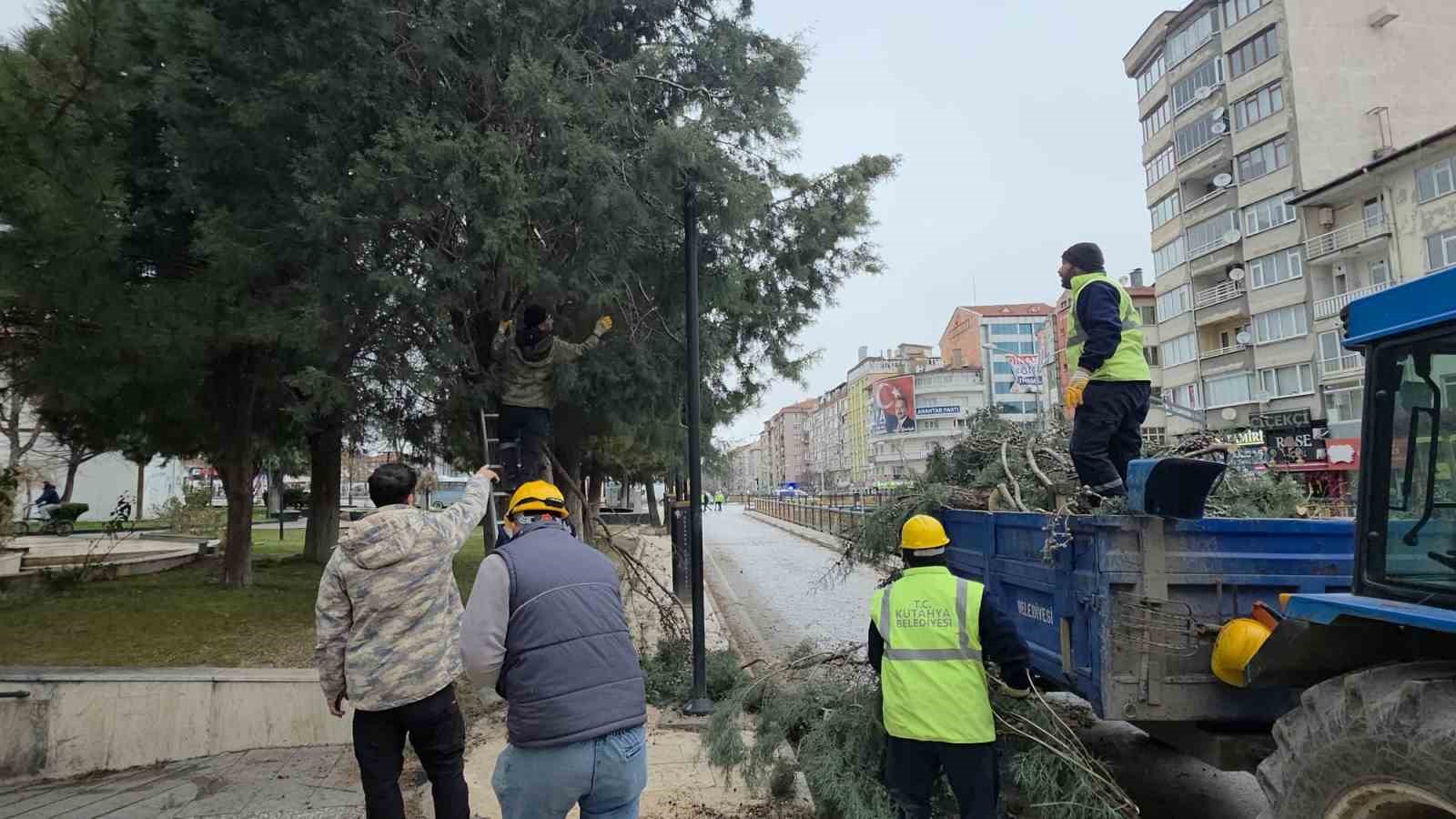 Kütahya’da fırtına ve aşırı rüzgâr ağaçları devirdi 8 kutahyada firtina ve asiri ruzg r agaclari devirdi 4 7XSCnbls
