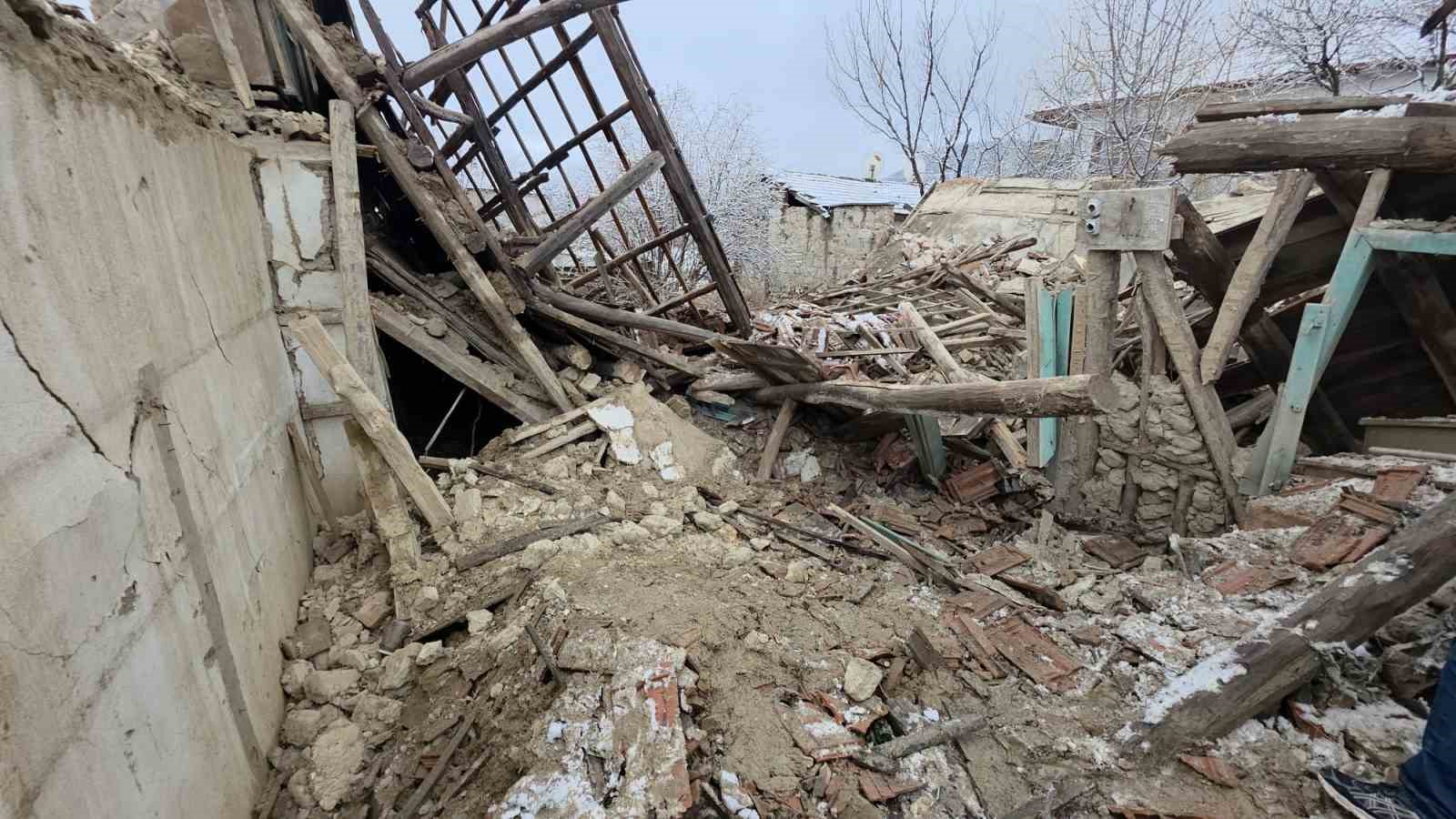 kutahyada guvercinlerini kontrol etmek isterken enkaz altinda kaldi 2 32T2MTLQ