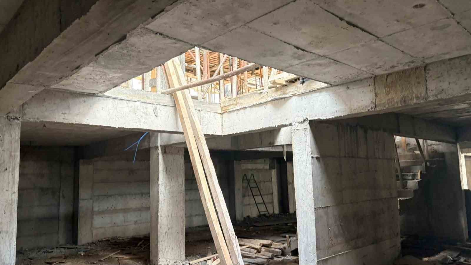 kutahyada insaatta iskele coktu 4 isci yaralandi 0 nvYXAYhw
