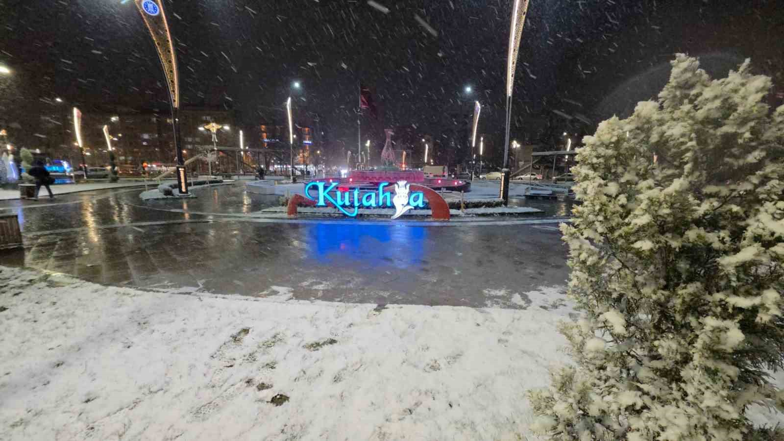 kutahyada kar yagisi kenti beyaza burudu 0