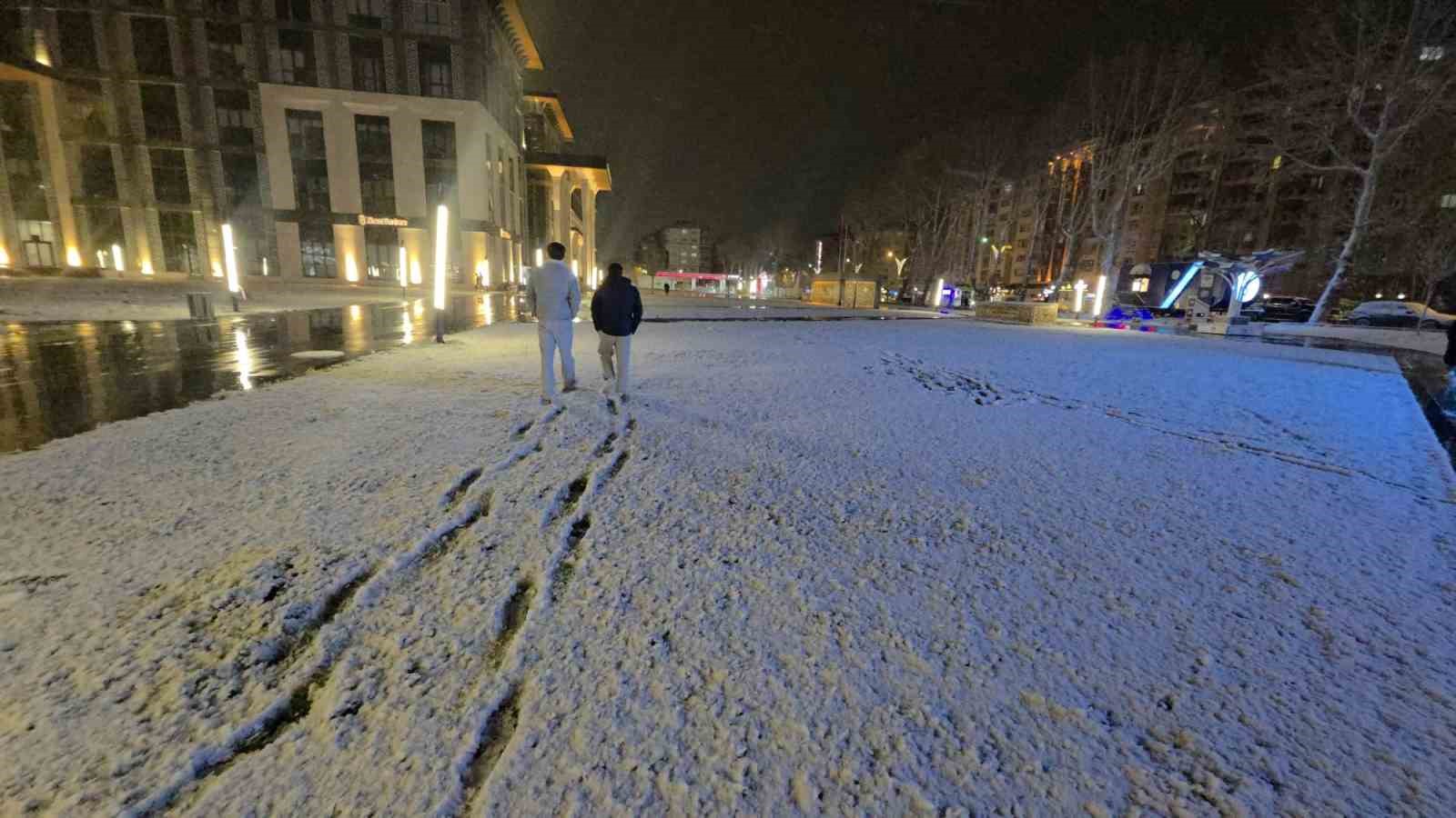 kutahyada kar yagisi kenti beyaza burudu 1 daah86h9