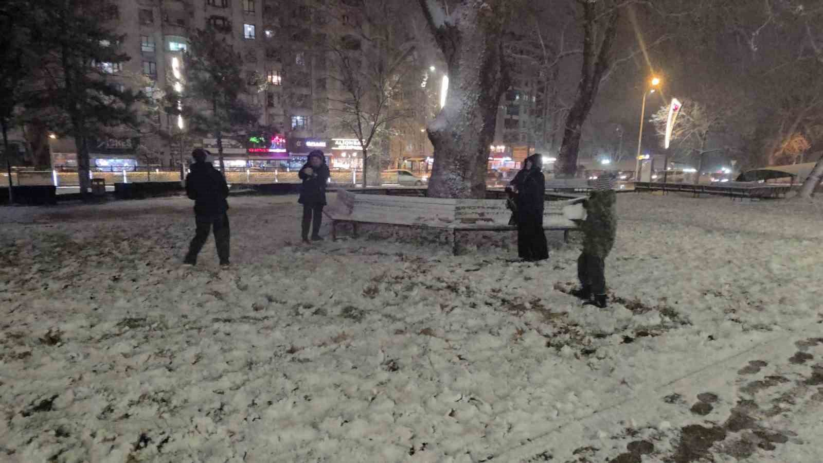 kutahyada kar yagisi kenti beyaza burudu 11 eGrlzgld