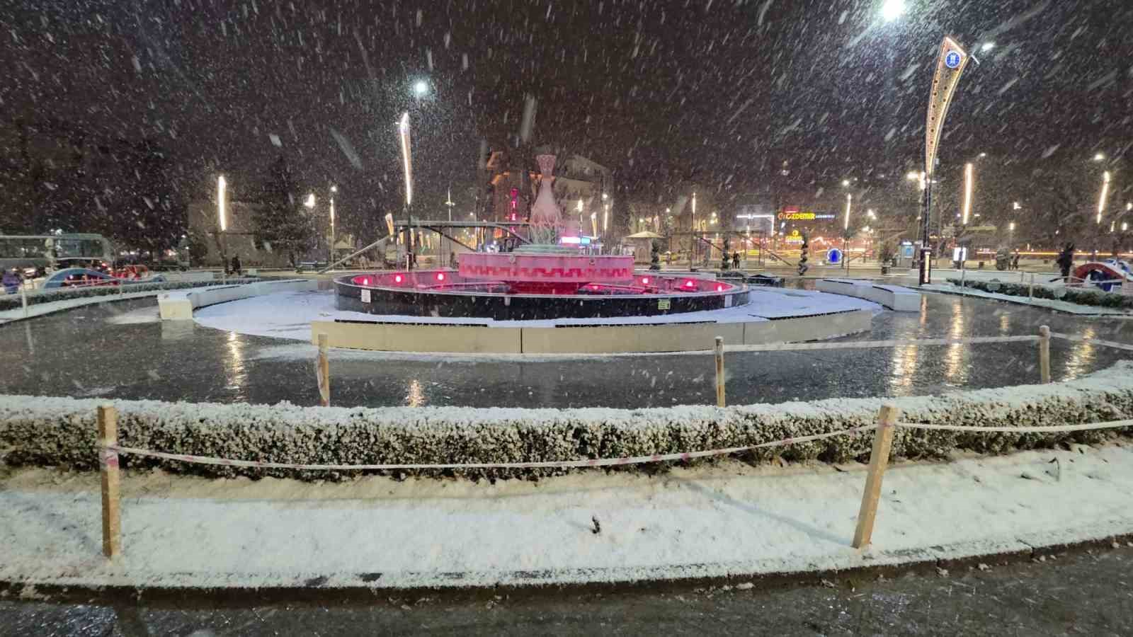 kutahyada kar yagisi kenti beyaza burudu 12 V3CAl9hi