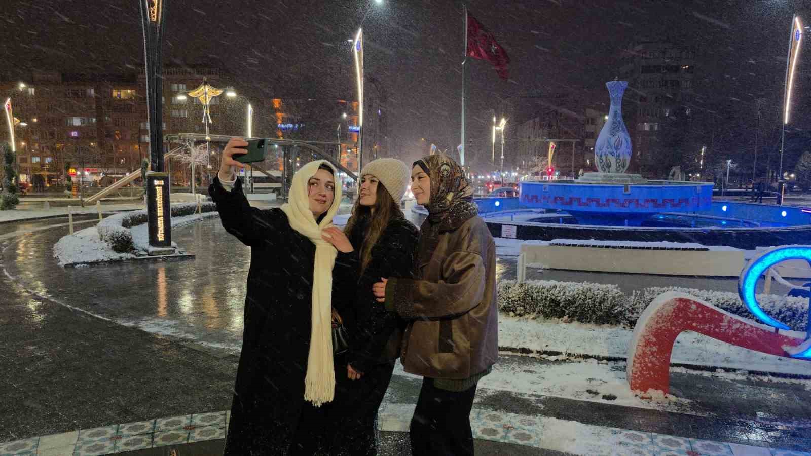 kutahyada kar yagisi kenti beyaza burudu 3 72VuHEk7