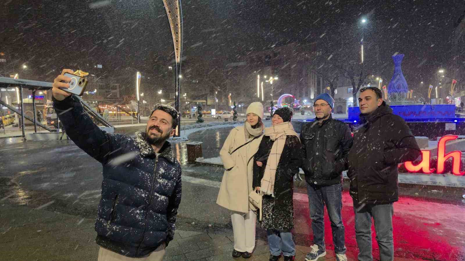 kutahyada kar yagisi kenti beyaza burudu 6 nCYN1LfP