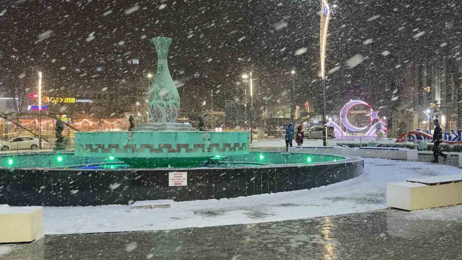 kutahyada kar yagisi kenti beyaza burudu 7