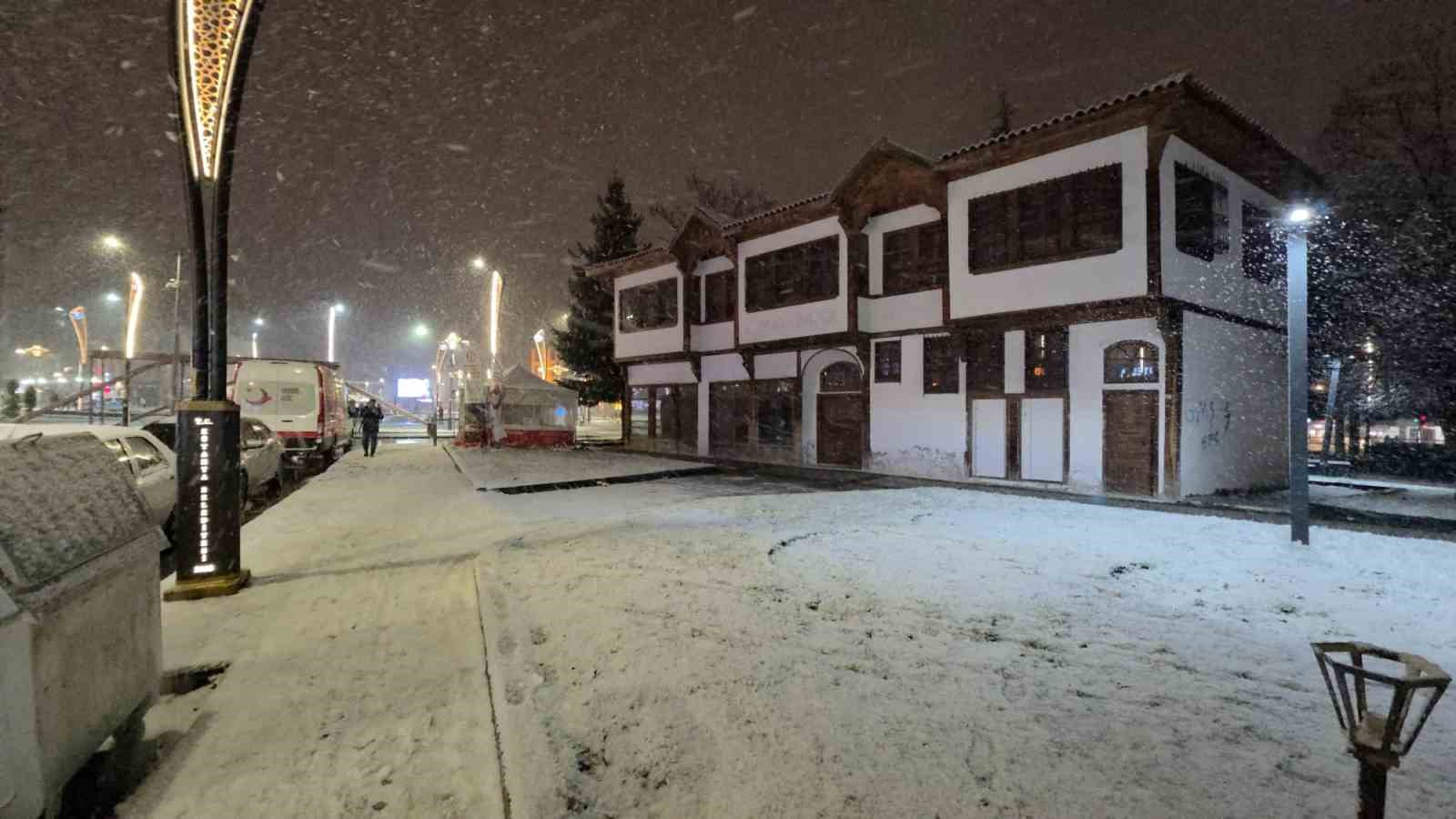 kutahyada kar yagisi kenti beyaza burudu 8 AKWv5DUd