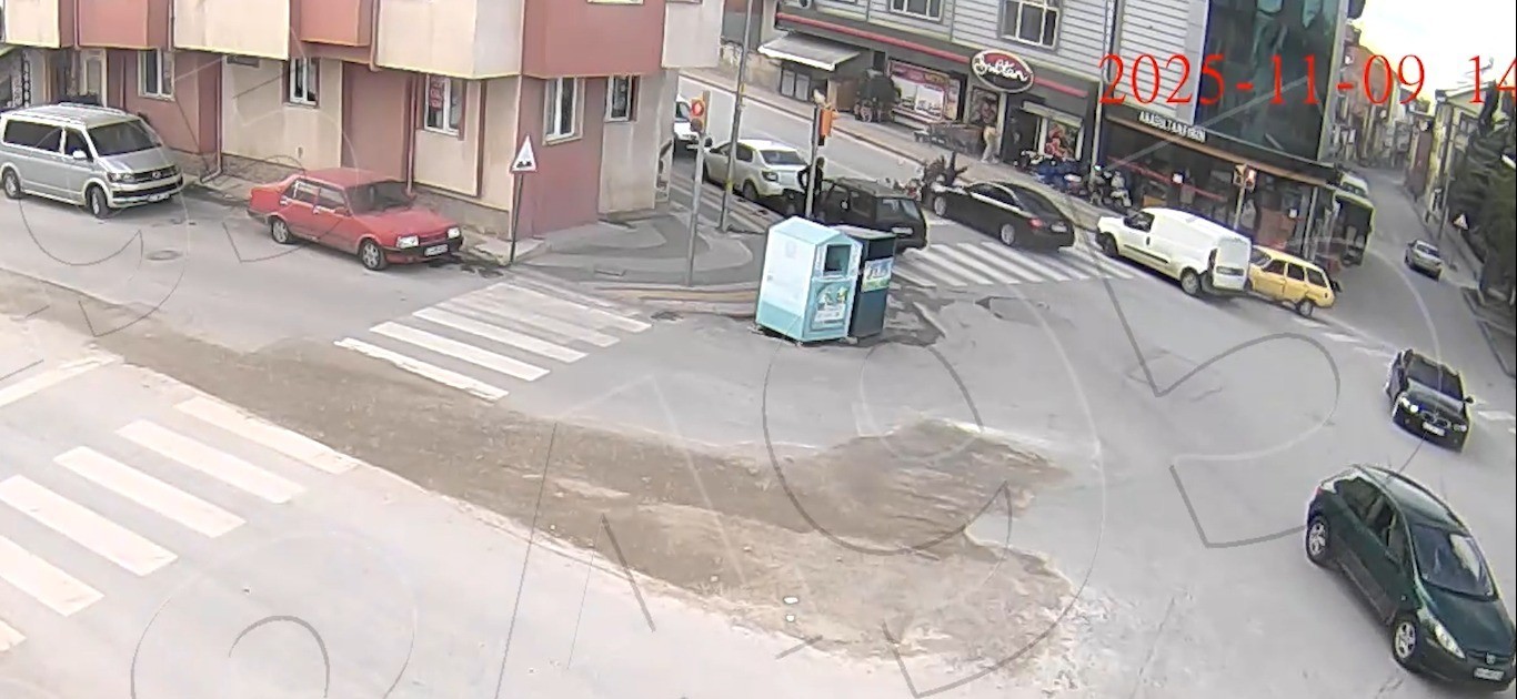 kutahyada kuryeye yaya gecidinde otomobil carpti 1 SgU2S5cT