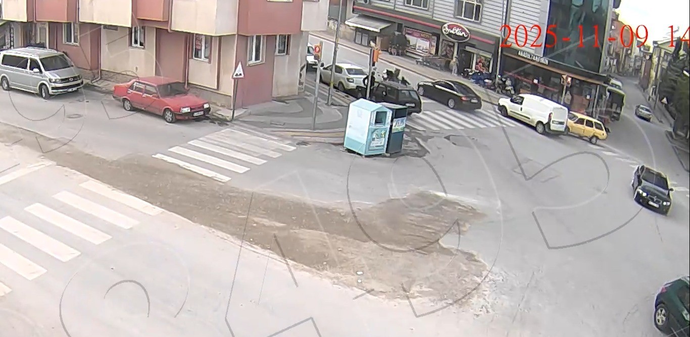 kutahyada kuryeye yaya gecidinde otomobil carpti 2 aBr8urm4