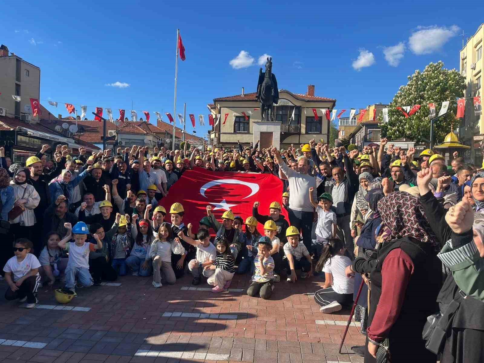 kutahyada maden iscilerinden maas farki eylemi 0 NXi7qvaB