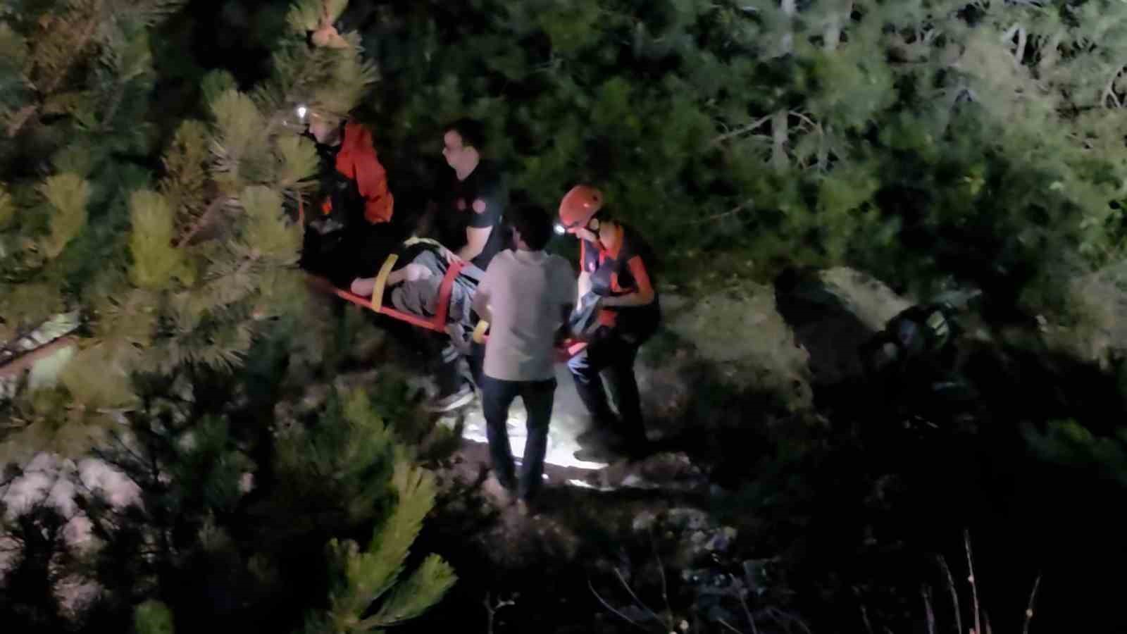 kutahyada otomobil ile motosiklet carpisarak sarampole yuvarlandi 5 yarali 0 4RhkNaWV