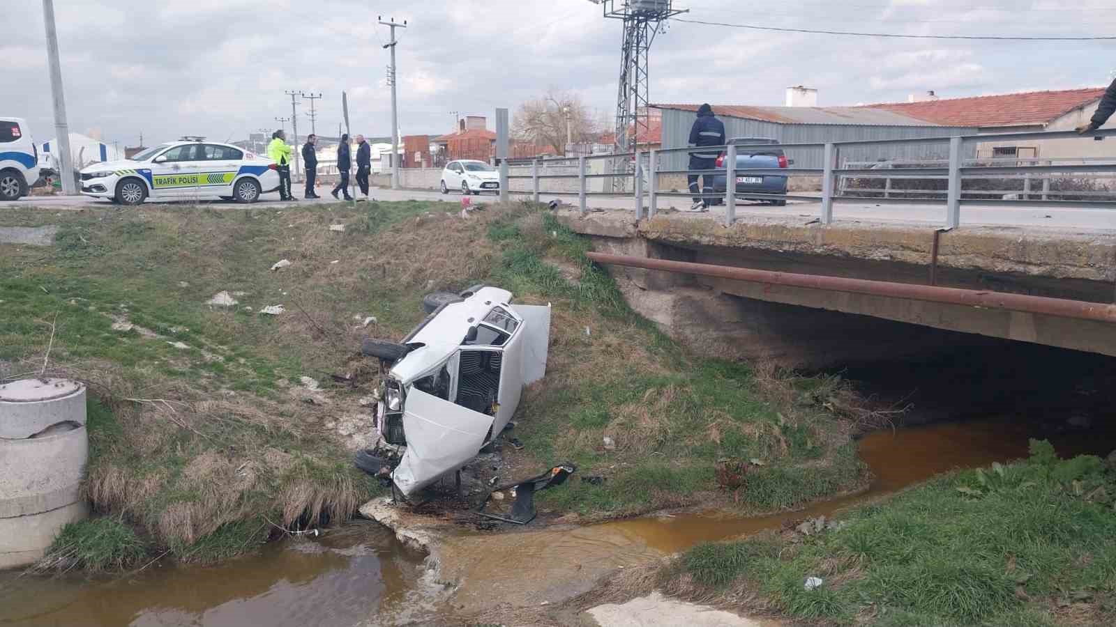 kutahyada otomobille carpisan arac dereye uctu 3 yarali 0 O6ARQqeA