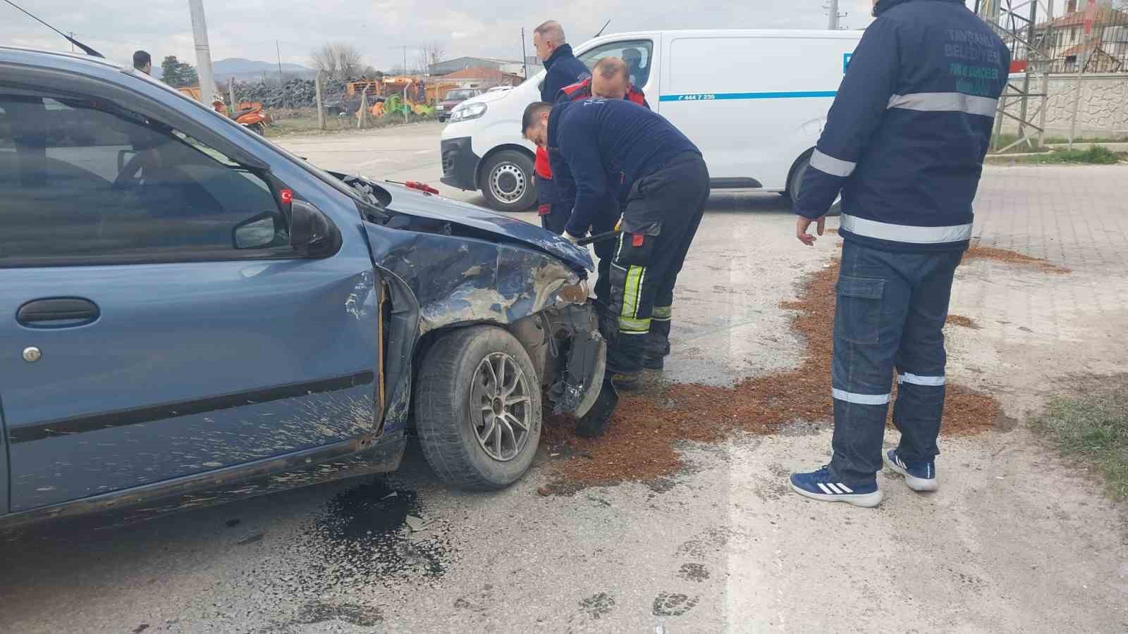 kutahyada otomobille carpisan arac dereye uctu 3 yarali 2 YS3wERvY