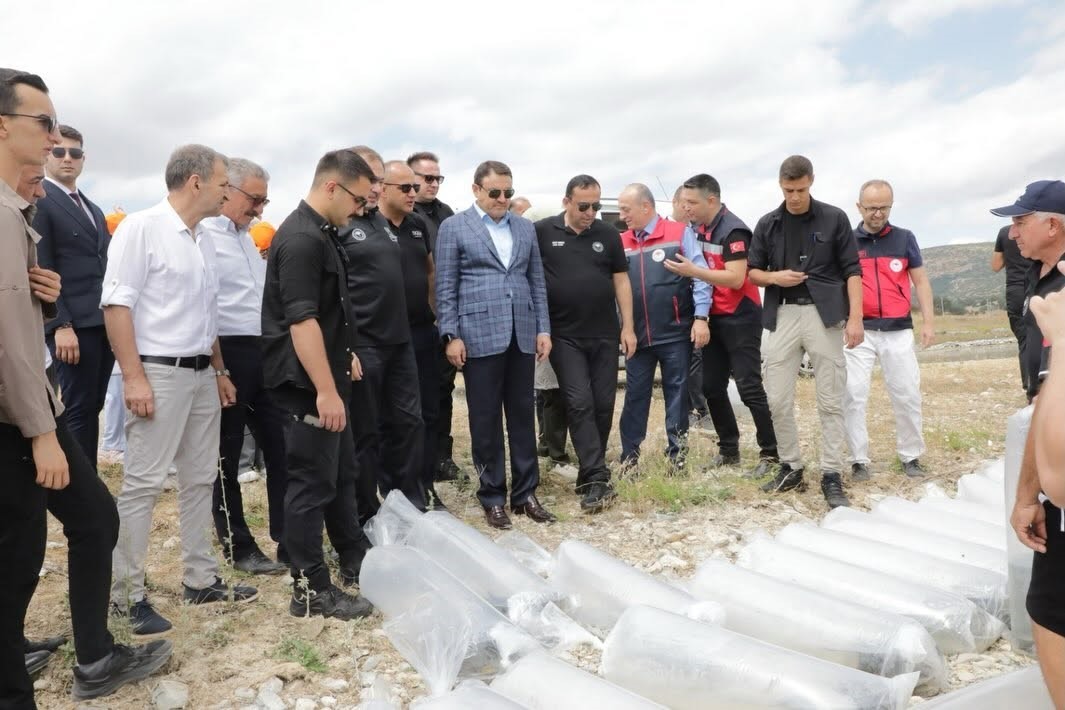 kutahyada porsuk baraji goletine 107 bin 500 balik yavrusu birakildi 0
