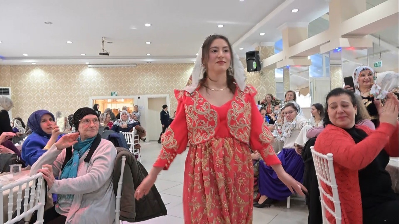 Kütahya’da "Şalvarını Al Gel" etkinliğiyle geleneksel giyim kültürü yeniden canlandı 8 kutahyada salvarini al gel etkinligiyle geleneksel giyim kulturu yeniden canlandi 4