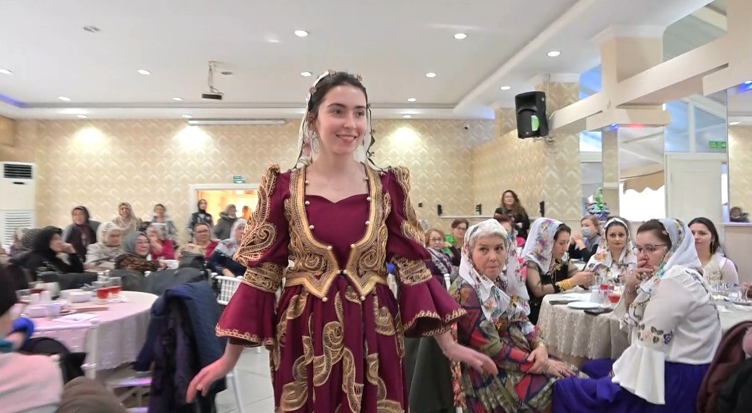 Kütahya’da "Şalvarını Al Gel" etkinliğiyle geleneksel giyim kültürü yeniden canlandı 10 kutahyada salvarini al gel etkinligiyle geleneksel giyim kulturu yeniden canlandi 6 EmYmj5v6