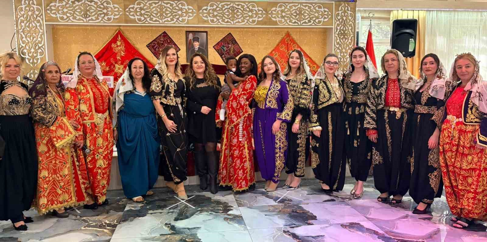 Kütahya’da "Şalvarını Al Gel" etkinliğiyle geleneksel giyim kültürü yeniden canlandı 13 kutahyada salvarini al gel etkinligiyle geleneksel giyim kulturu yeniden canlandi 9