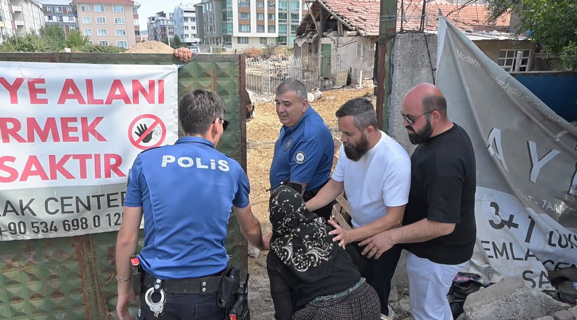 kutahyada tahliye gerginligi 84 yasindaki kadin ve oglu ekiplere direndi 0 I3SILHv5