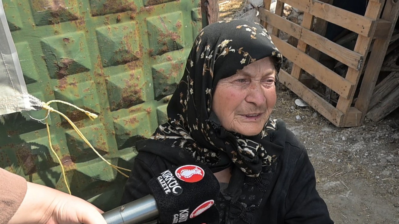 kutahyada tahliye gerginligi 84 yasindaki kadin ve oglu ekiplere direndi 1 GDnI43Xk