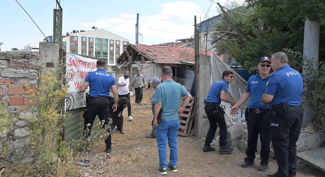 kutahyada tahliye gerginligi 84 yasindaki kadin ve oglu ekiplere direndi 2 AS4NAbjc