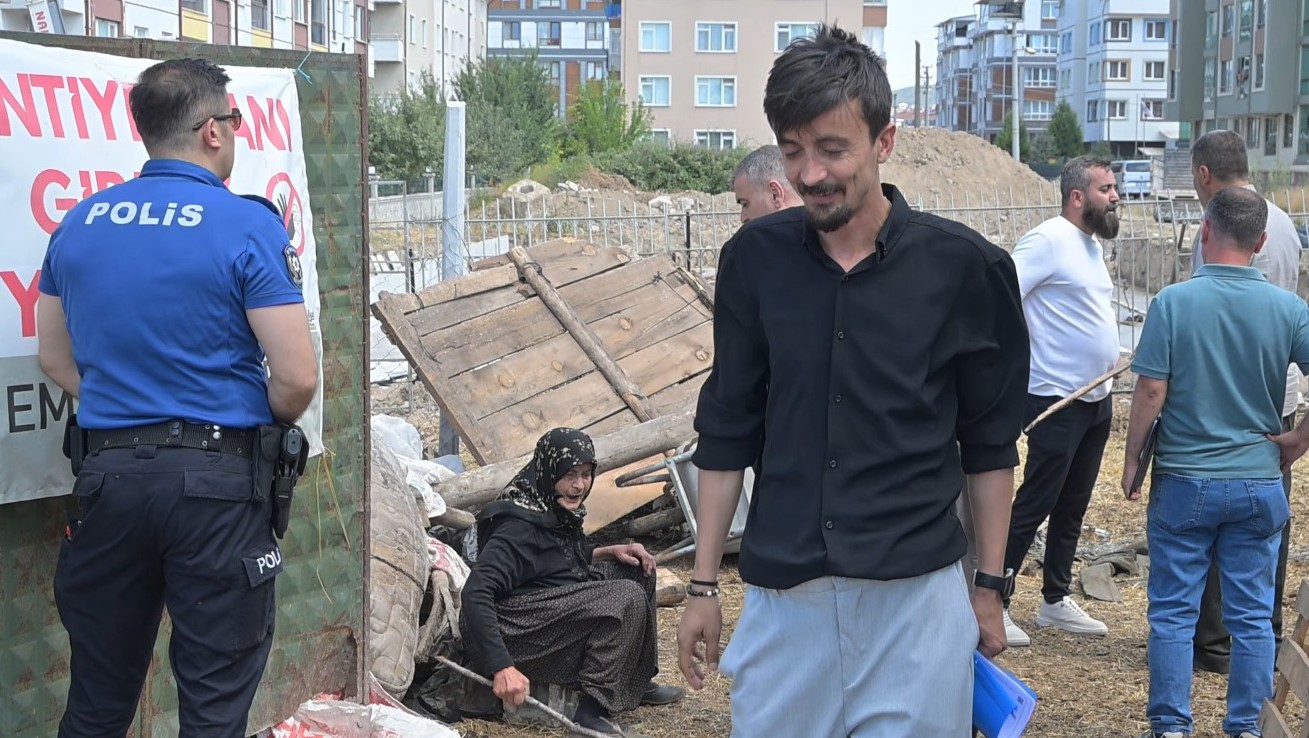kutahyada tahliye gerginligi 84 yasindaki kadin ve oglu ekiplere direndi 4 QZzeLbL3