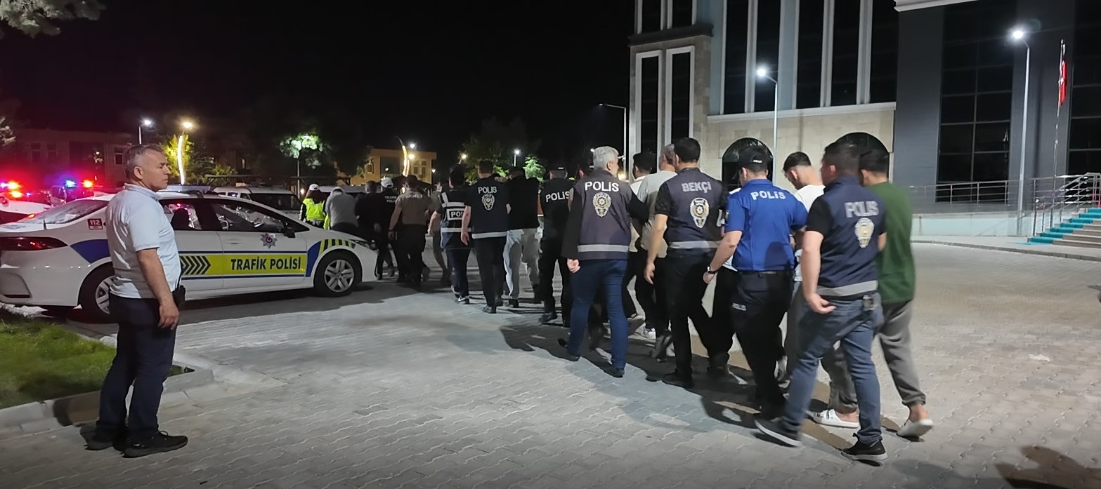 Kütahya’da torbacılara şafak baskını: 28 gözaltı 4 kutahyada torbacilara safak baskini 28 gozalti 0 VLKS5PJf