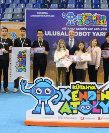 kutahyada-ulusal-robot-yarismasinda-dereceye-giren-ogrenciler-odullerini-aldi-ymzTuyY3.jpg