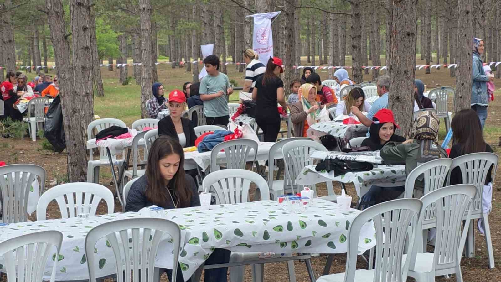 Kütahya’da vakıfların asırlık hayır şartı yerine getirildi, öğrenciler Kent Ormanı’nda ağırlandı 6 kutahyada vakiflarin asirlik hayir sarti yerine getirildi ogrenciler kent ormaninda agirlandi 2 wL9UerZw