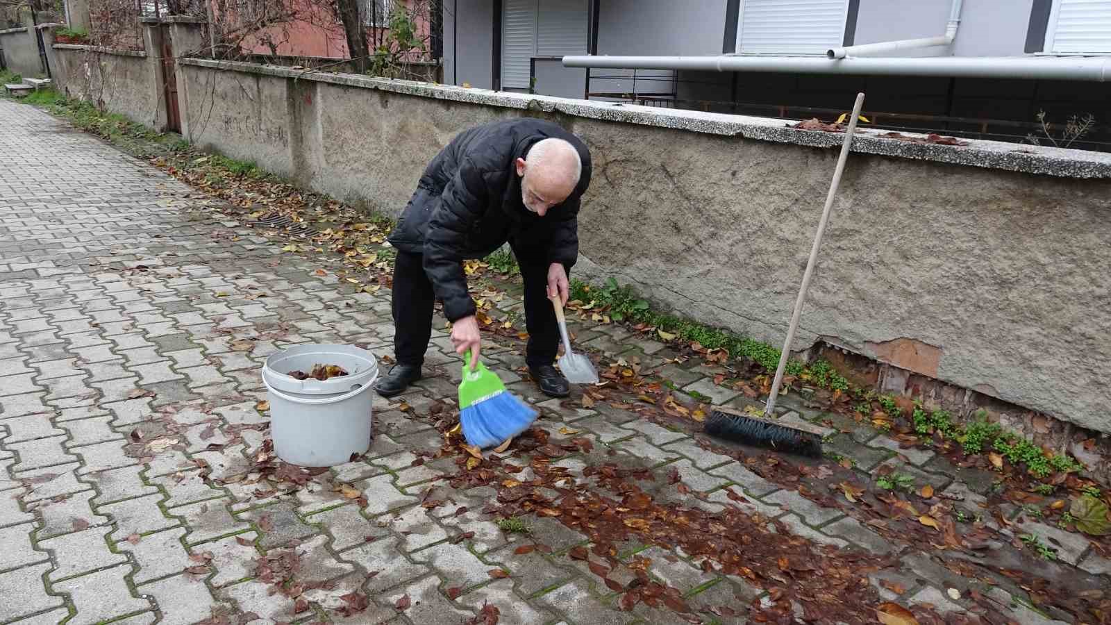 kutahyada yasli adamdan cevreye ornek temizlik dersi 1 6aEOcKAa