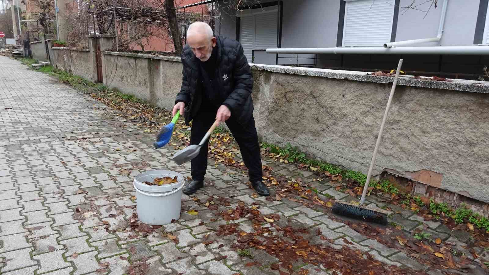 kutahyada yasli adamdan cevreye ornek temizlik dersi 2 mwWVOOAH