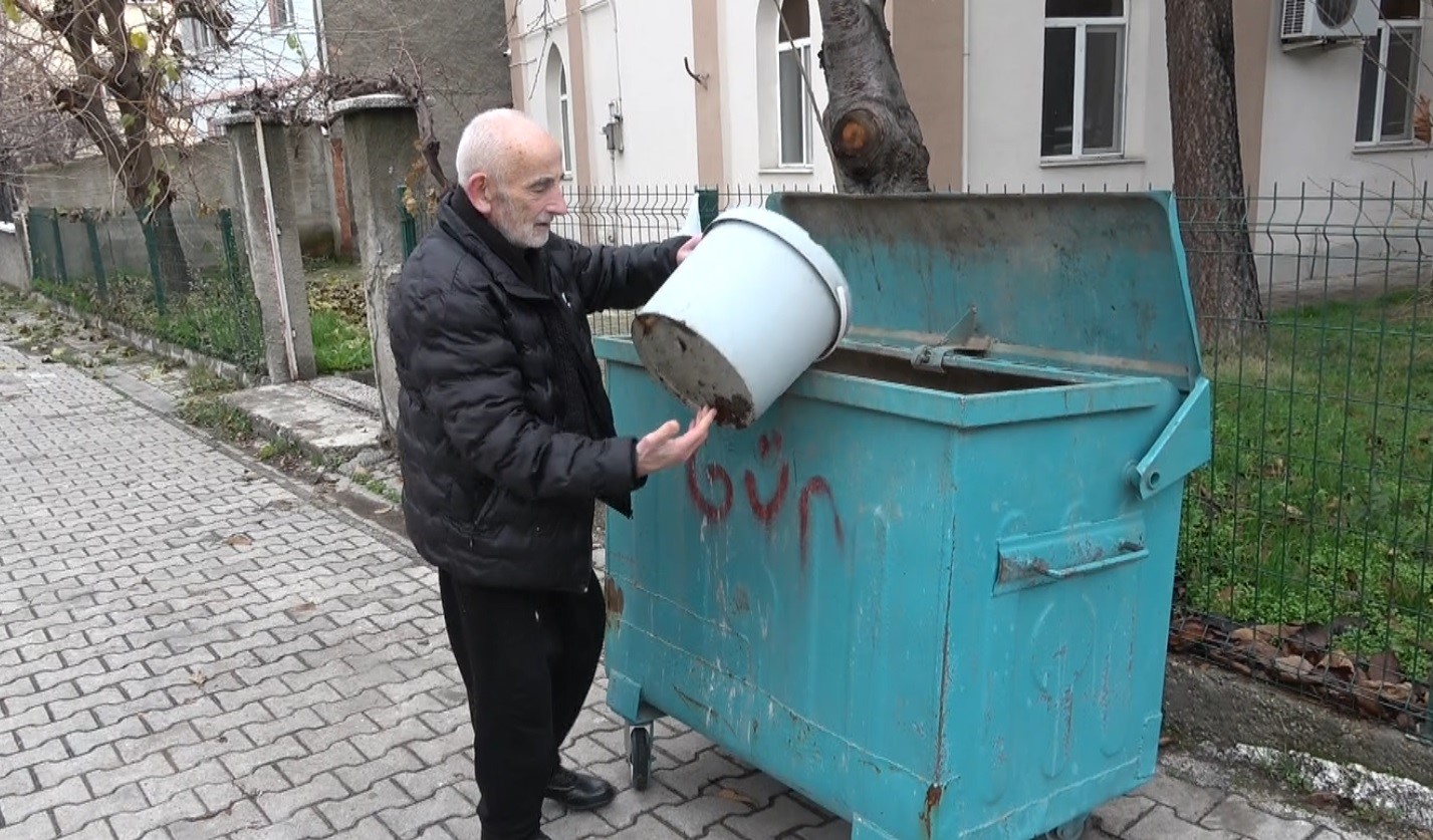kutahyada yasli adamdan cevreye ornek temizlik dersi 6 G358WK61