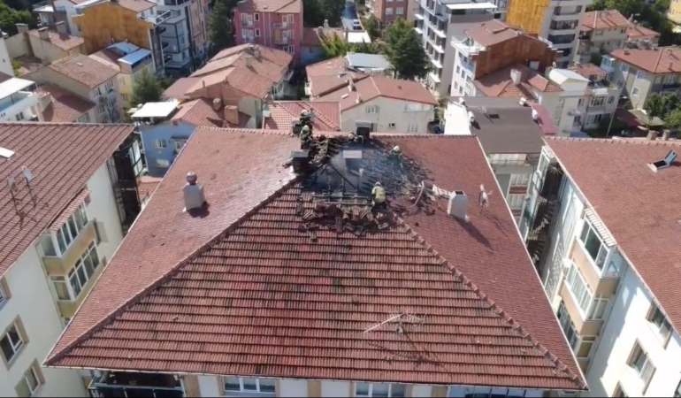 kutahyada-yildirim-dusen-catida-yangin-cikti-PCurbTPQ.jpg