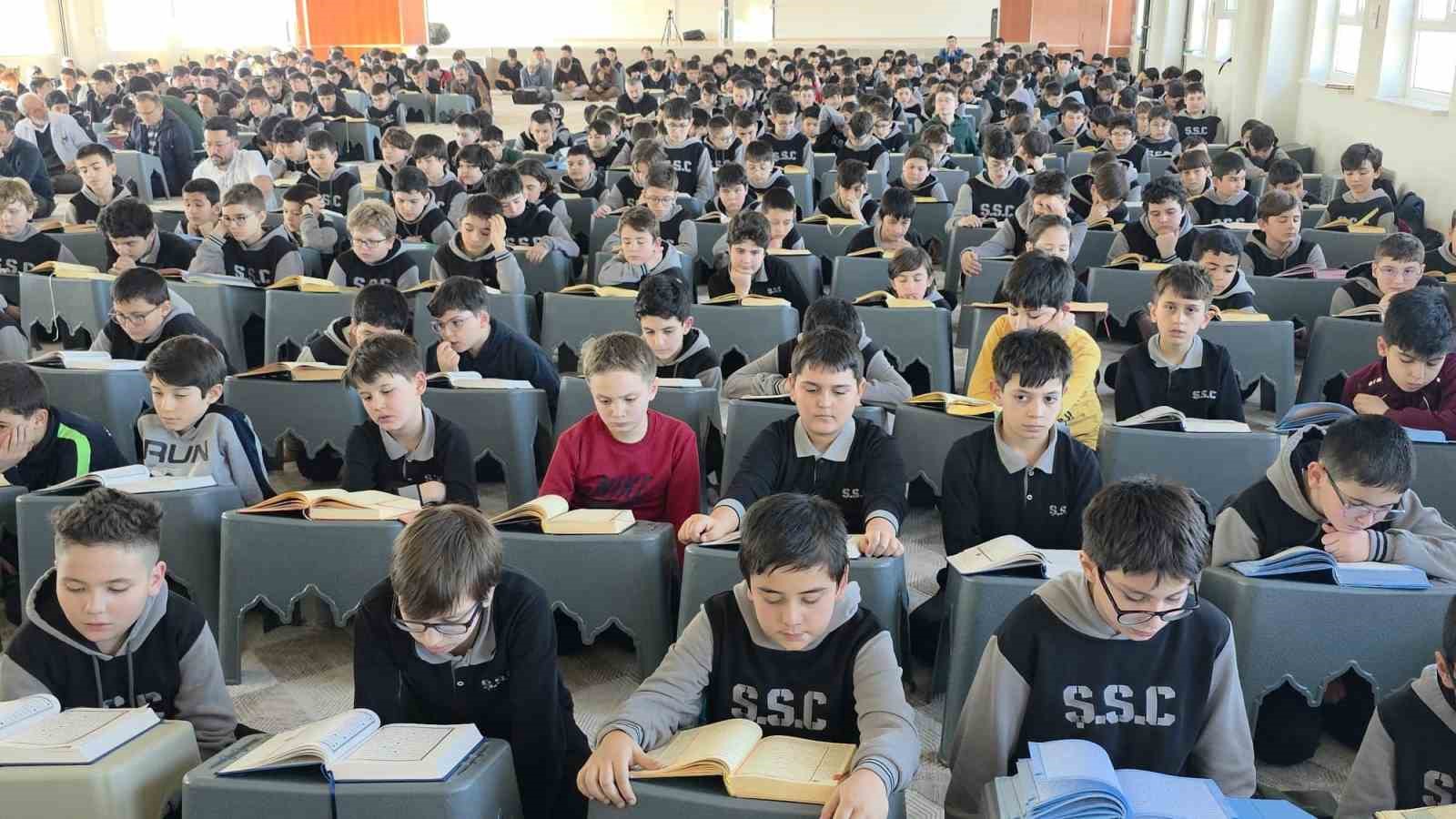 kutahyada yuzlerce ogrenciden ayni anda mukabele 0 cqH4IAPu