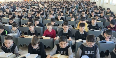 kutahyada-yuzlerce-ogrenciden-ayni-anda-mukabele-Ubnz4lEV.jpg