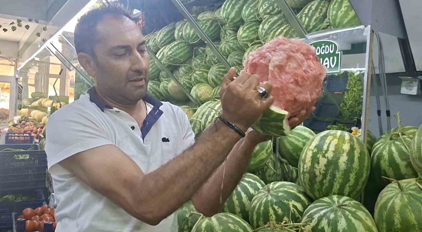 kutahyali manavin eliyle karpuz soyma videosu sosyal medyada viral oldu 2 pZa24kSp