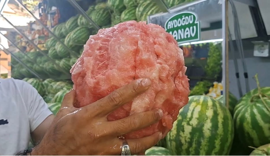 kutahyali manavin eliyle karpuz soyma videosu sosyal medyada viral oldu 3 DZgUeSP3