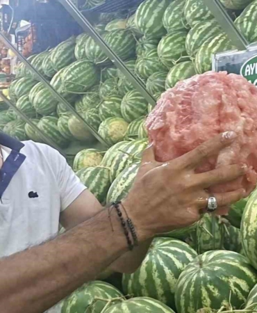 kutahyali-manavin-eliyle-karpuz-soyma-videosu-sosyal-medyada-viral-oldu-Em8D2kik.jpg