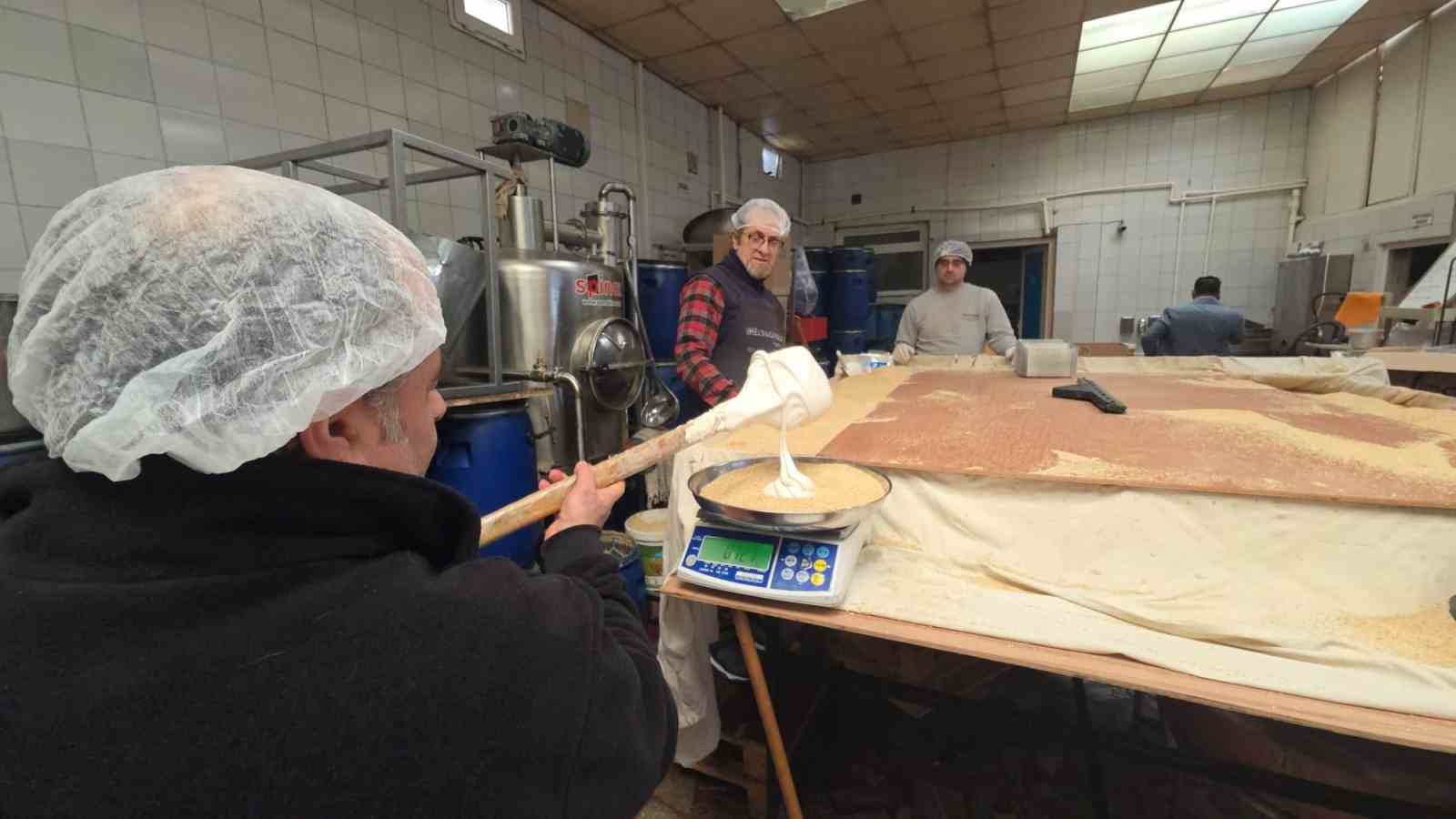 kutahyanin 128 yillik ramazan lezzeti pasa helvasi 4 MBeWITNi
