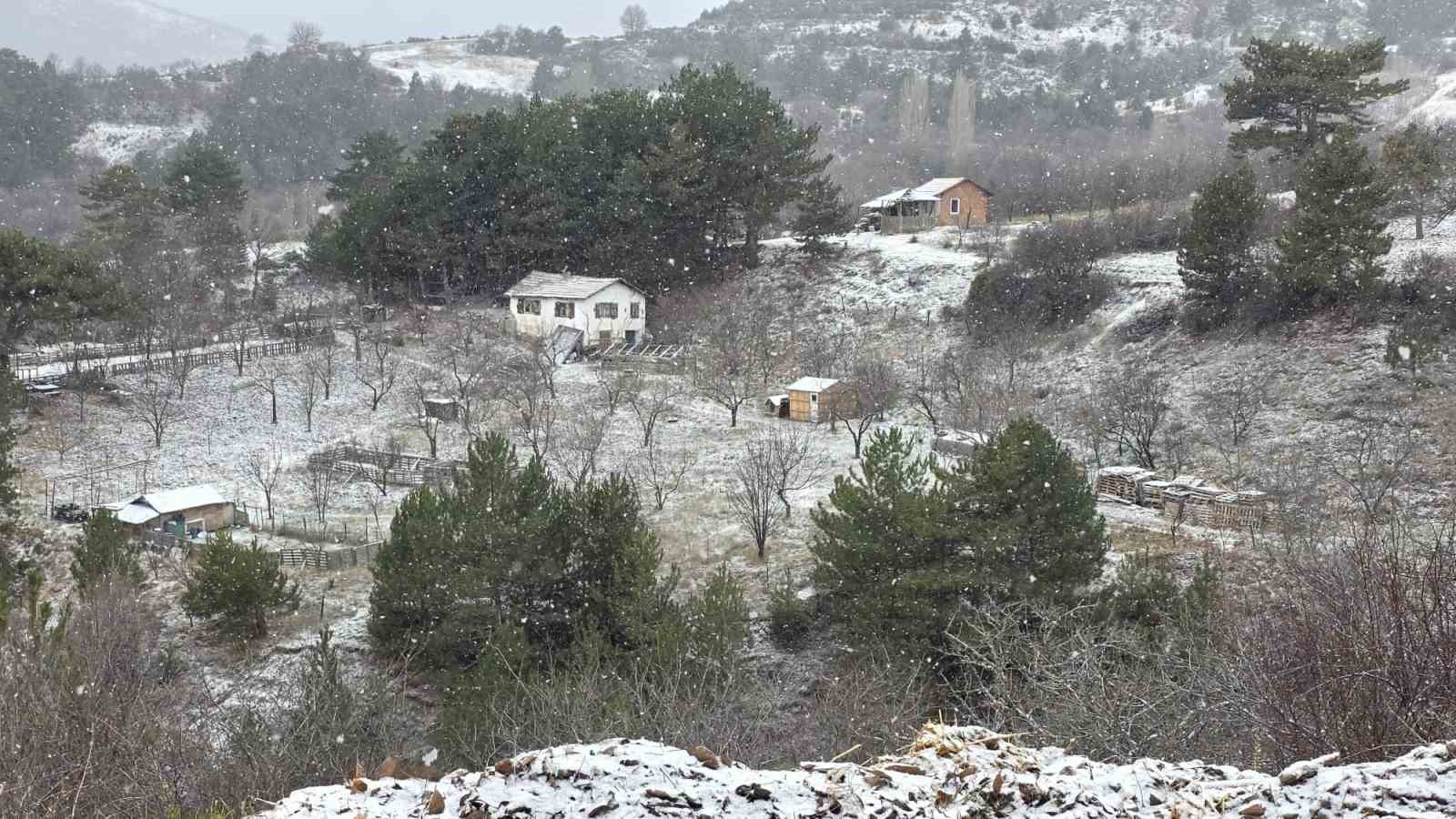 Kütahya’nın yüksek kesimleri mevsimin ilk karıyla beyaza büründü 4 kutahyanin yuksek kesimleri mevsimin ilk kariyla beyaza burundu 0 XLL5JrQt